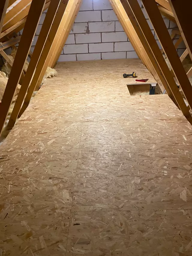 Long run of boarding between trusses up to the gable